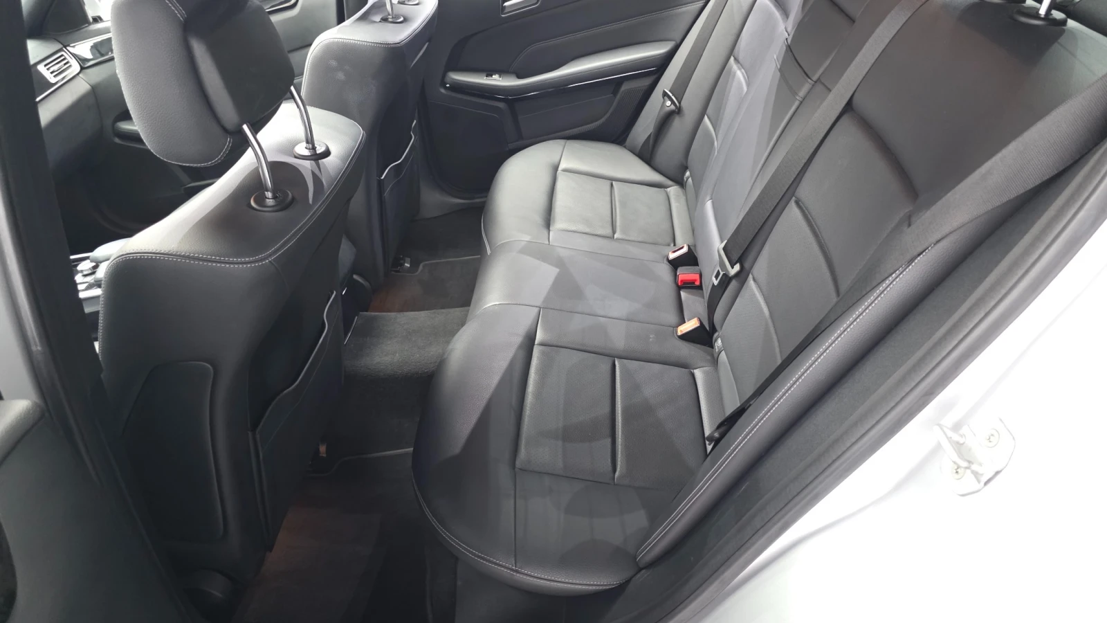 Mercedes-Benz E 200 2.0 Avantgarde, снимка 10 - Автомобили и джипове - 55144580