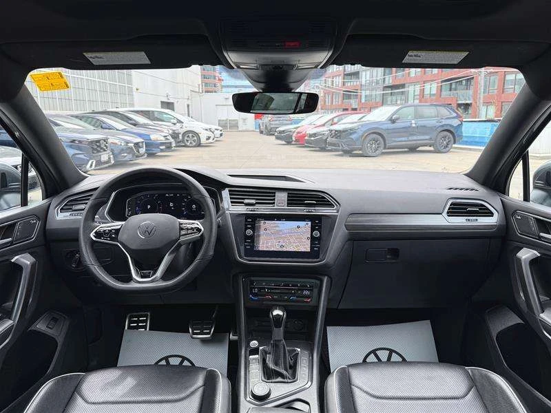 VW Tiguan ПАНОРАМА / КОЖА / R LINE / ЦЕНА ДО БГ , снимка 12 - Автомобили и джипове - 54989263