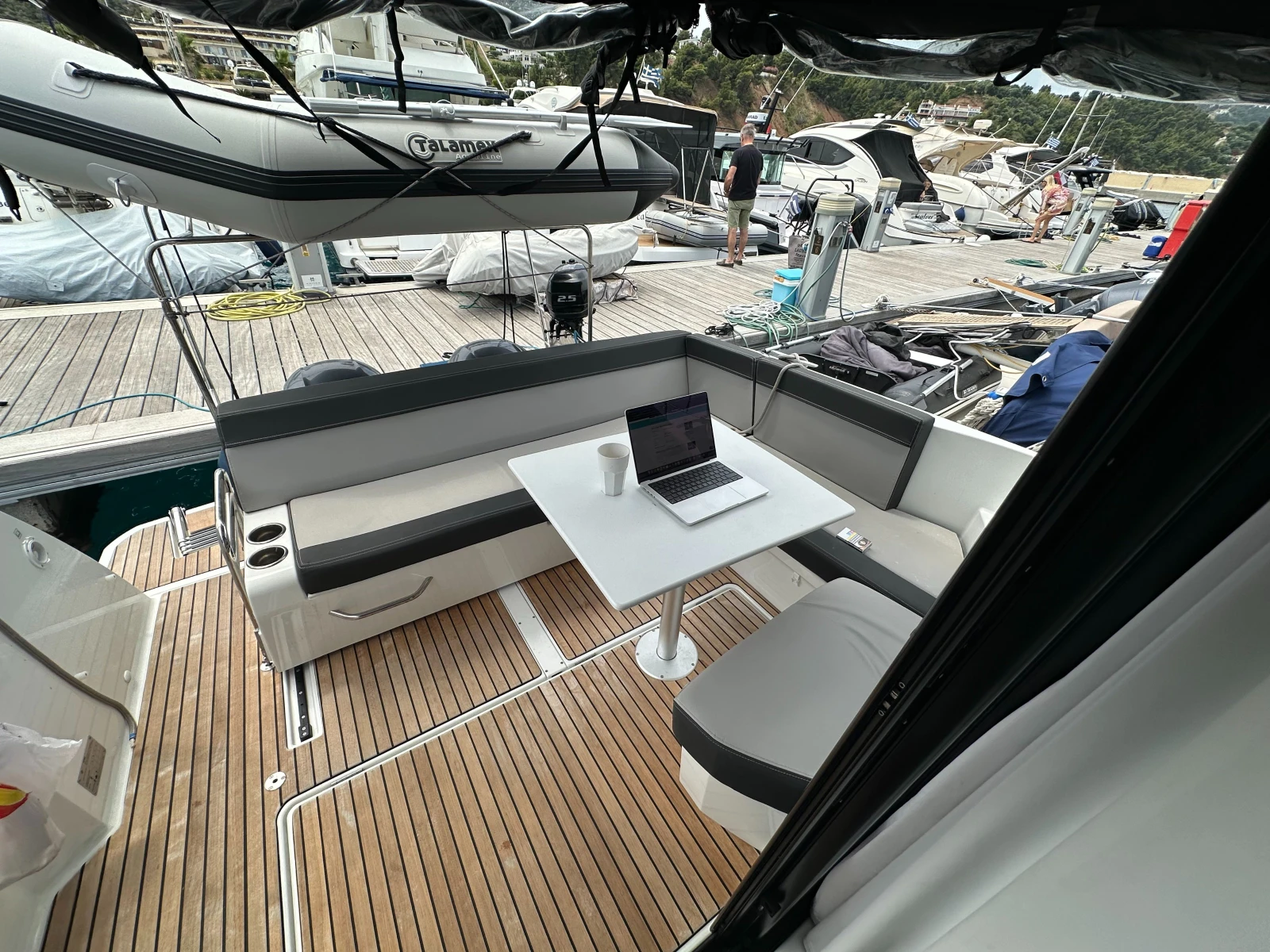 Моторна яхта Jeanneau Merry Fisher 895 - изображение 10