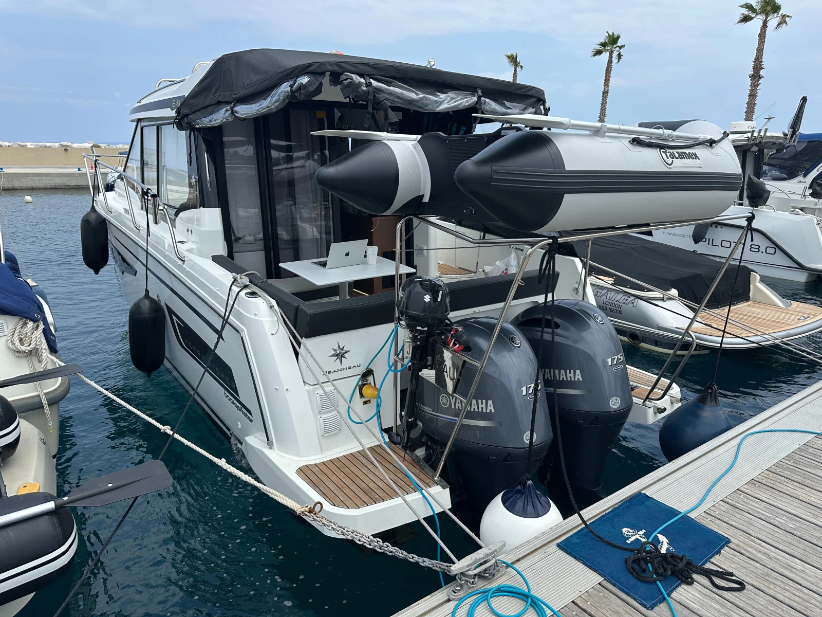 Моторна яхта Jeanneau Merry Fisher 895 - изображение 2