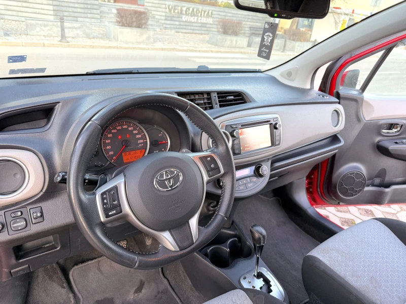 Toyota Yaris, снимка 15 - Автомобили и джипове - 49466360