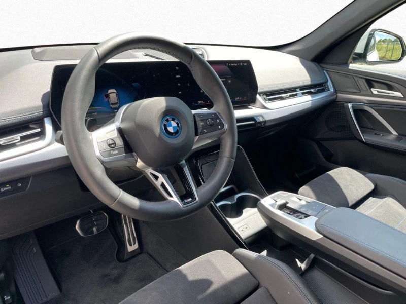 BMW iX1 xDrive30/M-SPORT/HEAD UP/360/LED/SHADOW LINE/, снимка 7 - Автомобили и джипове - 52559155