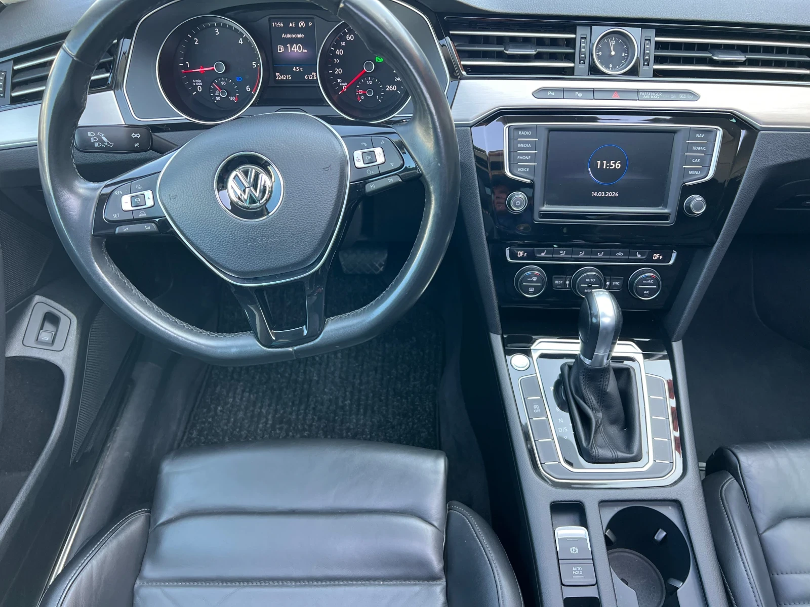 VW Passat 2.0TDI* 100%* AUTOMAT* PANORAMA* NAVI* ЛИЗИНГ, снимка 12 - Автомобили и джипове - 53836471