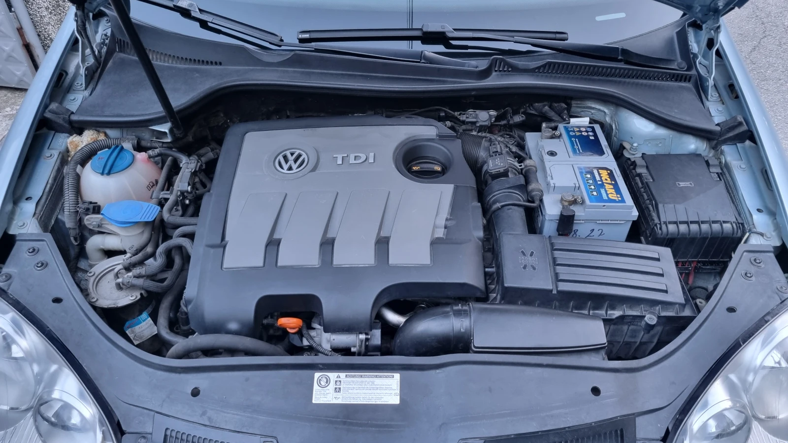 VW Jetta 1.6 TDi, снимка 16 - Автомобили и джипове - 55938283
