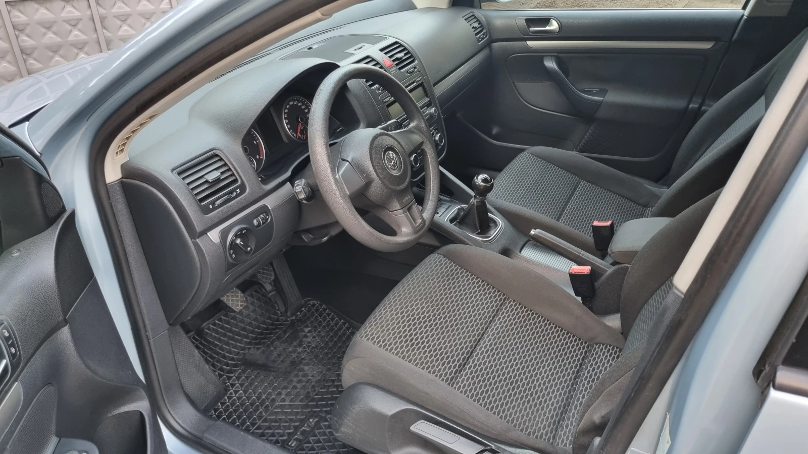 VW Jetta 1.6 TDi, снимка 3 - Автомобили и джипове - 55938283