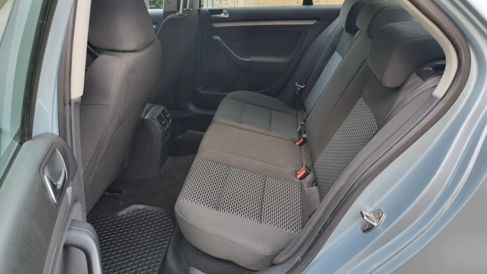 VW Jetta 1.6 TDi, снимка 13 - Автомобили и джипове - 55938283