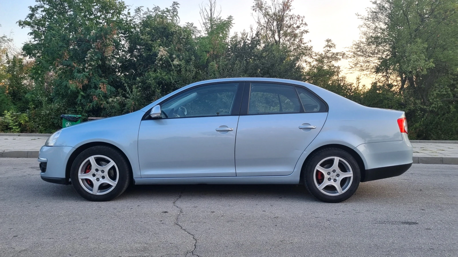 VW Jetta 1.6 TDi, снимка 4 - Автомобили и джипове - 55938283