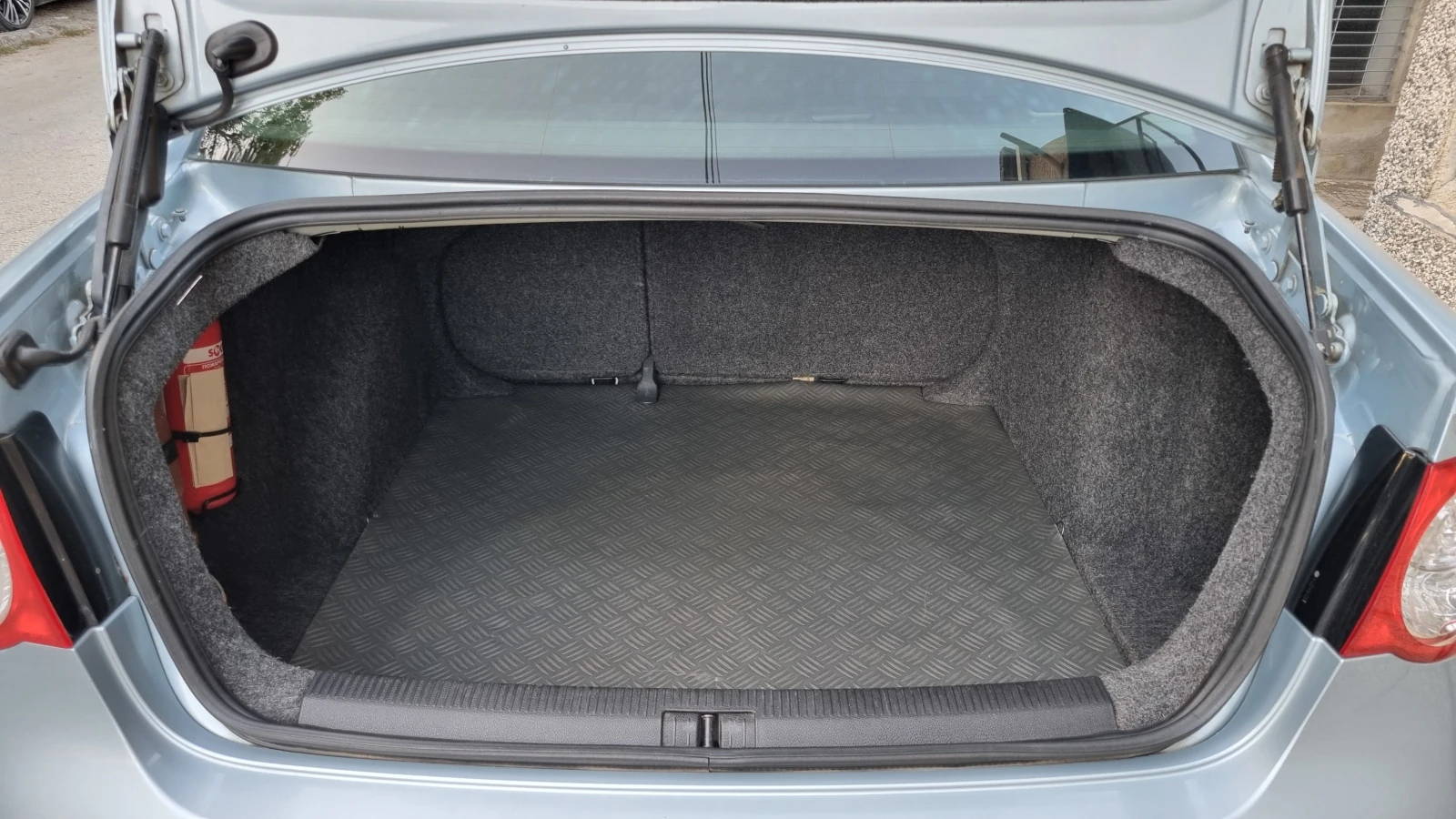 VW Jetta 1.6 TDi, снимка 15 - Автомобили и джипове - 55938283