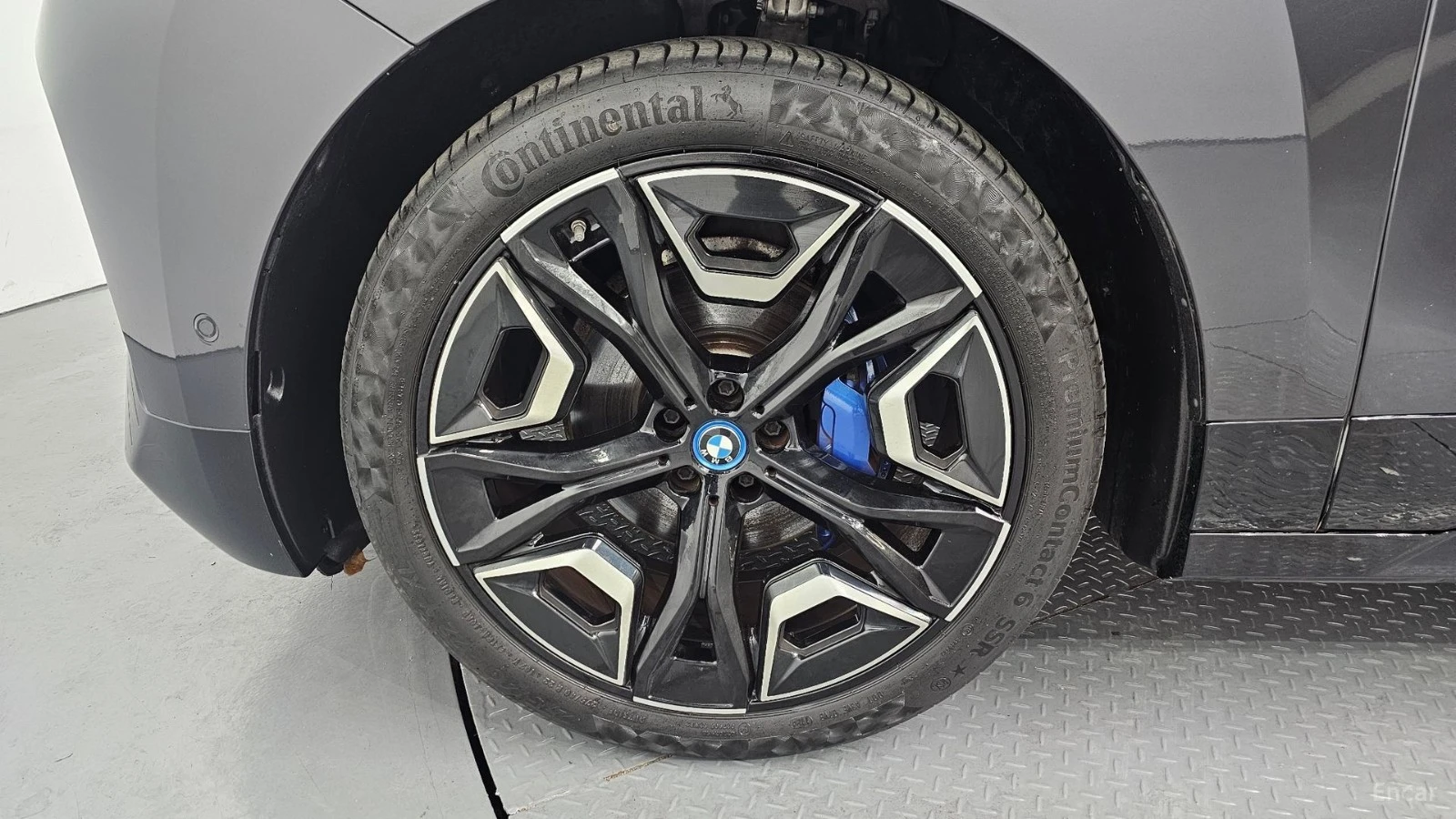 BMW iX xDRIVE40 FIRST EDITION| 326HP| PANO| HUD| 360| HK, снимка 5 - Автомобили и джипове - 56113965