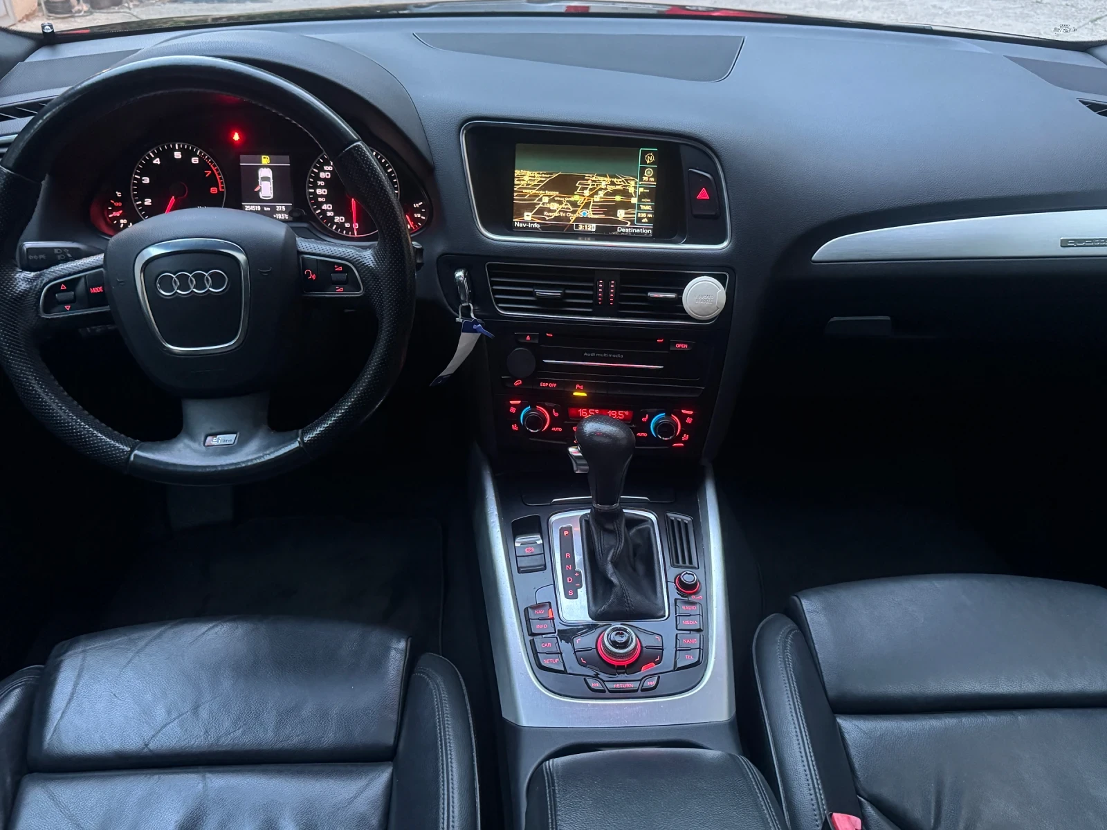 Audi Q5 2.0i Turbo* S line* 211p.s.* Navi* Koжа* Панорама, снимка 10 - Автомобили и джипове - 55426310