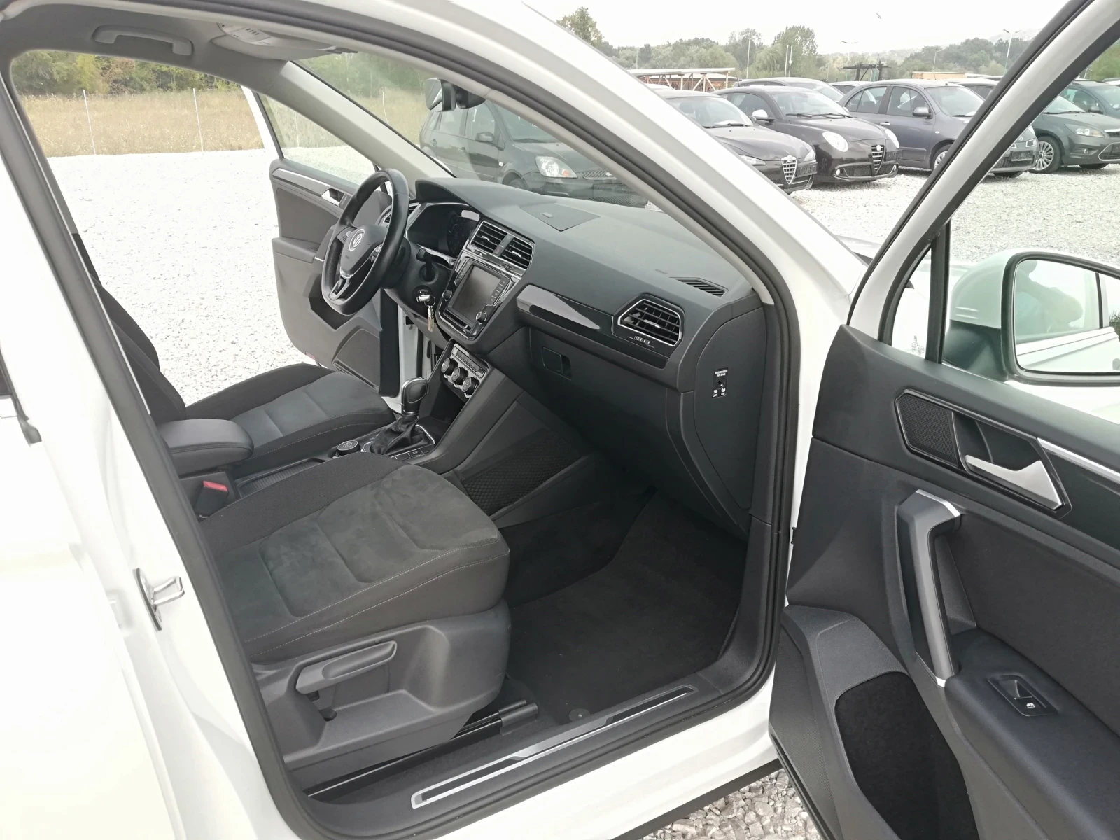 VW Tiguan 2.0TDI NAVI AVT. 4X4 , снимка 11 - Автомобили и джипове - 55705631