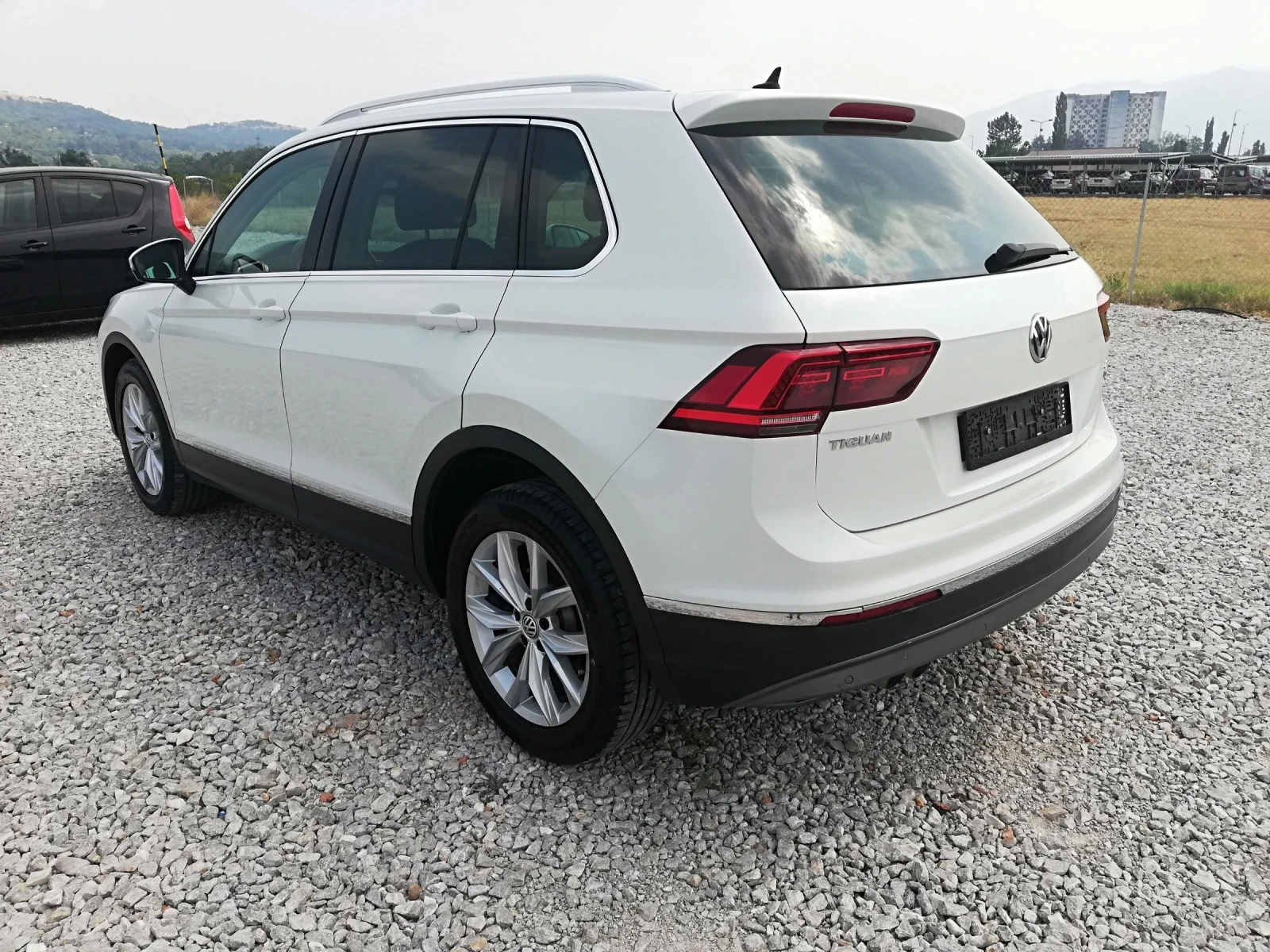 VW Tiguan 2.0TDI NAVI AVT. 4X4 , снимка 8 - Автомобили и джипове - 55705631
