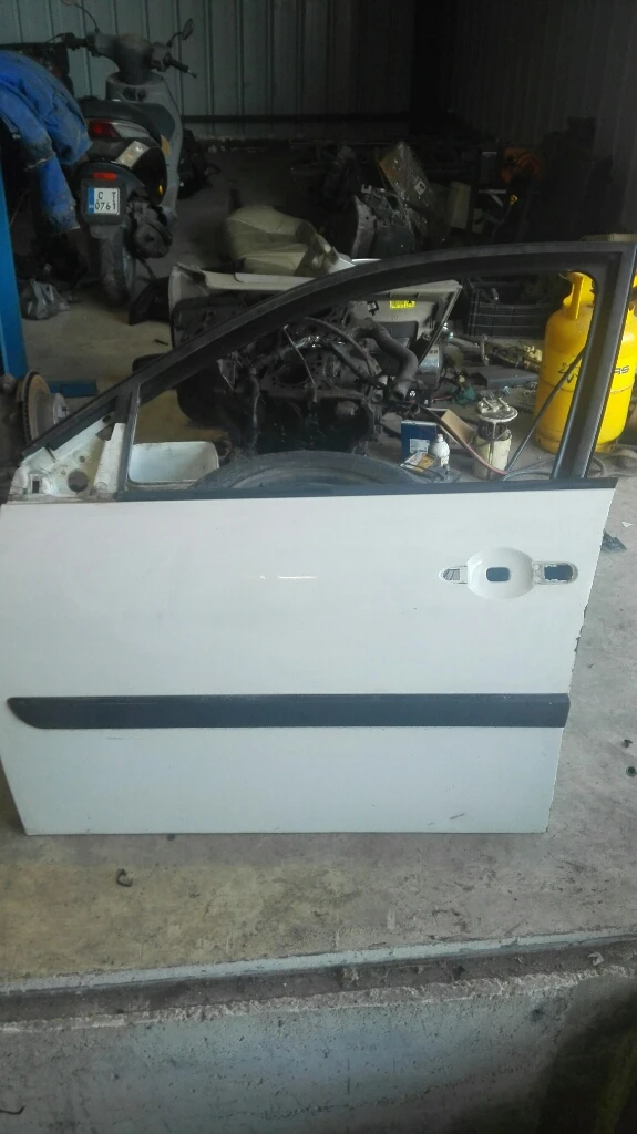 врата предна лява Рено Меган (бяла)