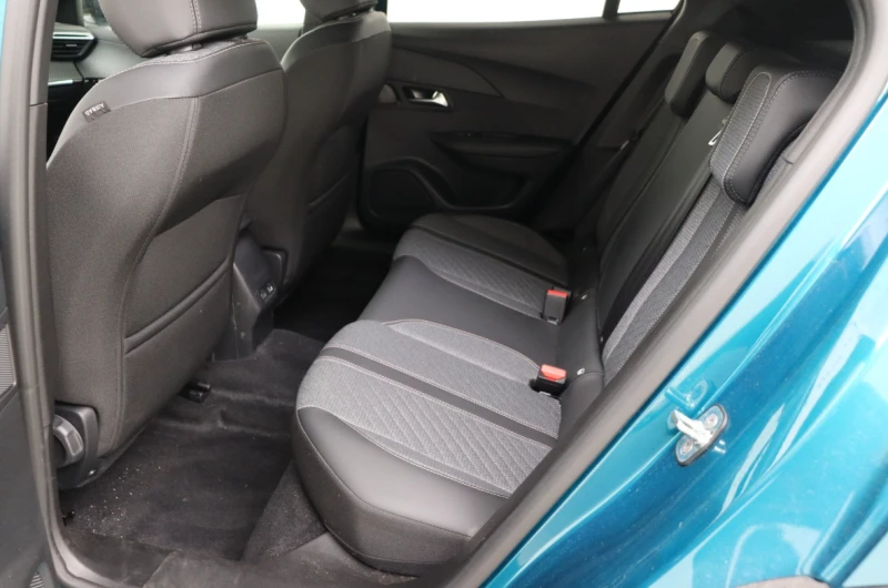 Peugeot 2008 1.2 Allure - Хибрид-HEV, снимка 10 - Автомобили и джипове - 53395957