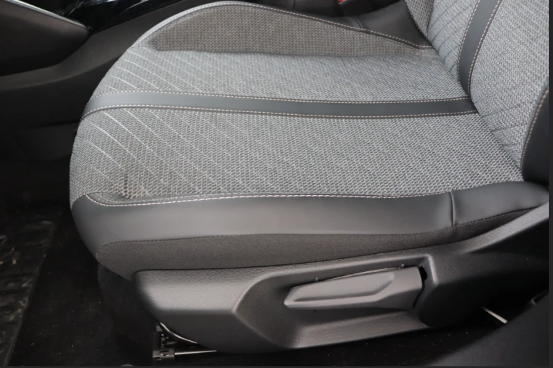 Peugeot 2008 1.2 Allure - Хибрид-HEV, снимка 11 - Автомобили и джипове - 53395957
