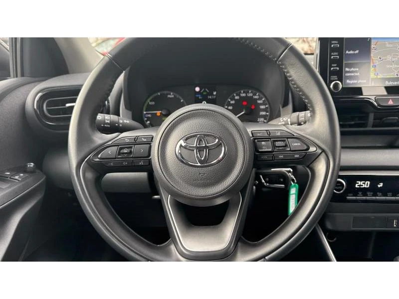 Toyota Yaris 1.5HSD Dynamic, снимка 13 - Автомобили и джипове - 48329759