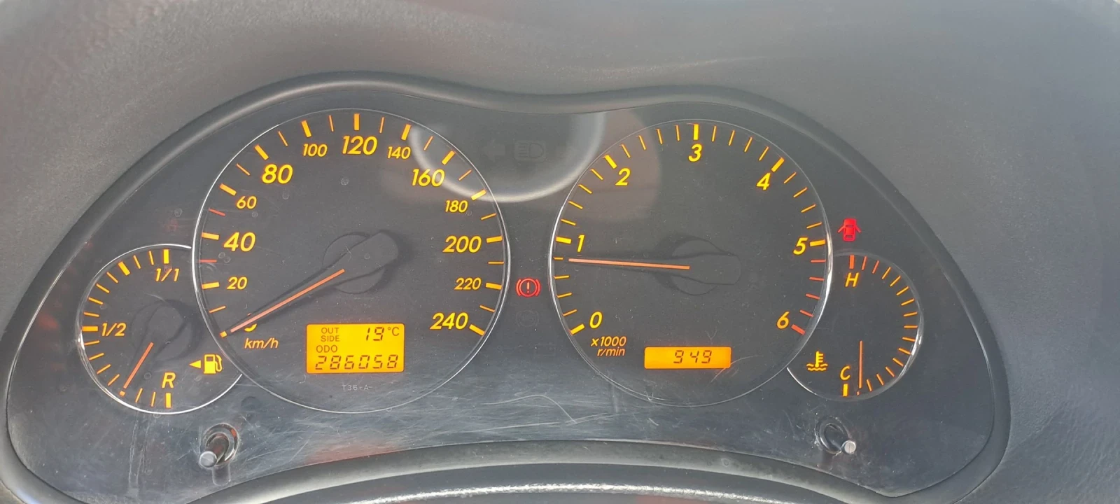 Toyota Avensis 2.0, снимка 11 - Автомобили и джипове - 54649464