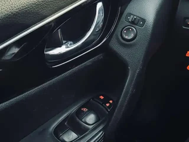 Nissan Qashqai * AWD 4dr SL * ШИБИДАХ * ПОДГРЕВИ * CARFAX, снимка 17 - Автомобили и джипове - 54027044