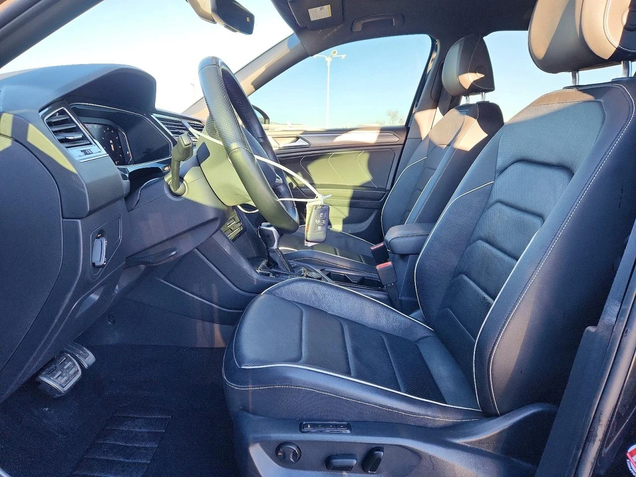 VW Tiguan SEL* R-LINE* 360 CAM* ПАНОРАМА* ПОДГРЕВ* КЕЙЛЕС - изображение 8