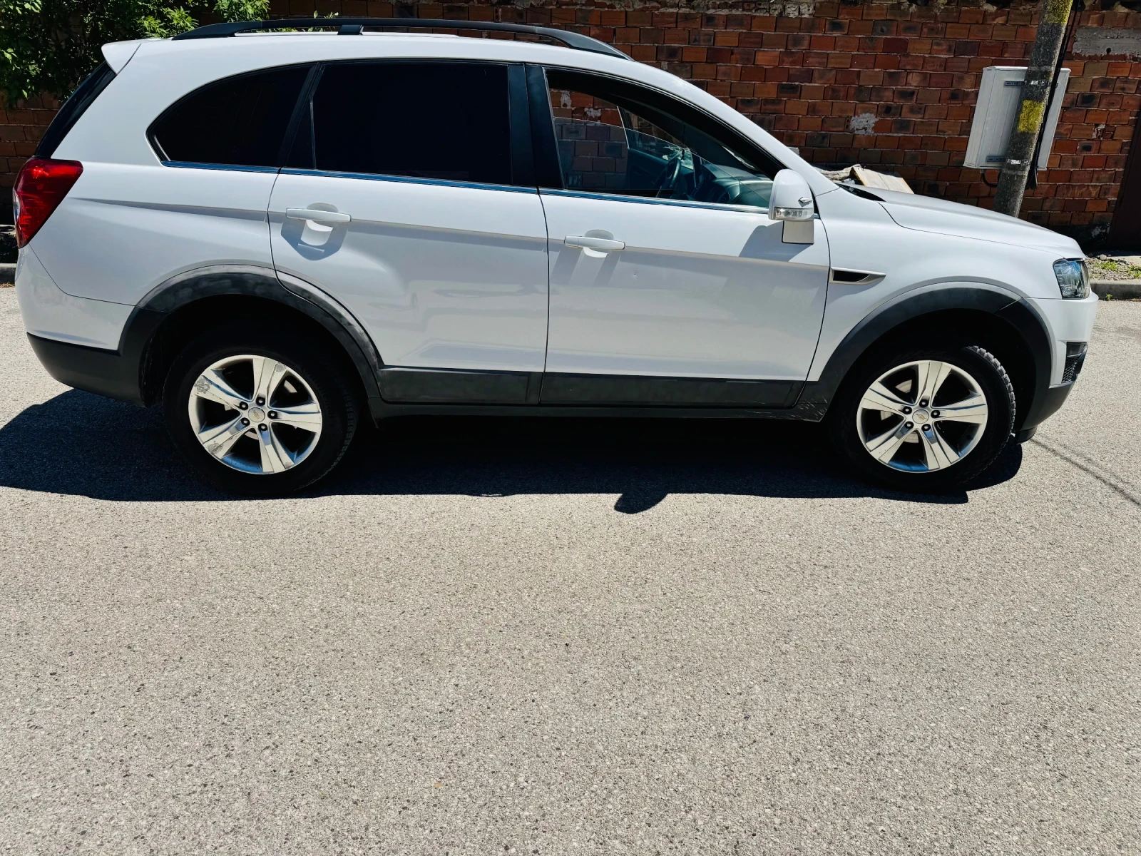 Chevrolet Captiva 2.4 167 Обслужен Бяла перла Газ Бензин, снимка 4 - Автомобили и джипове - 54580848