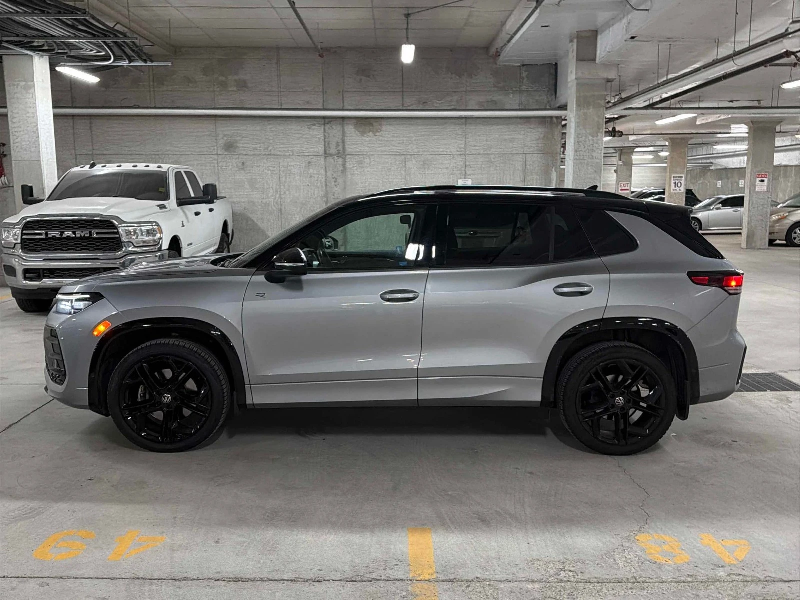 VW Tiguan Comfortline R-Line Black Edition, снимка 2 - Автомобили и джипове - 56330641