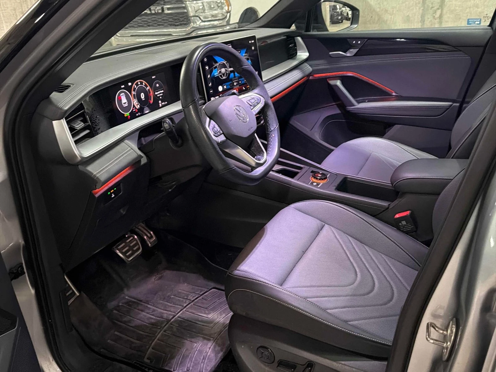 VW Tiguan Comfortline R-Line Black Edition, снимка 5 - Автомобили и джипове - 56330641