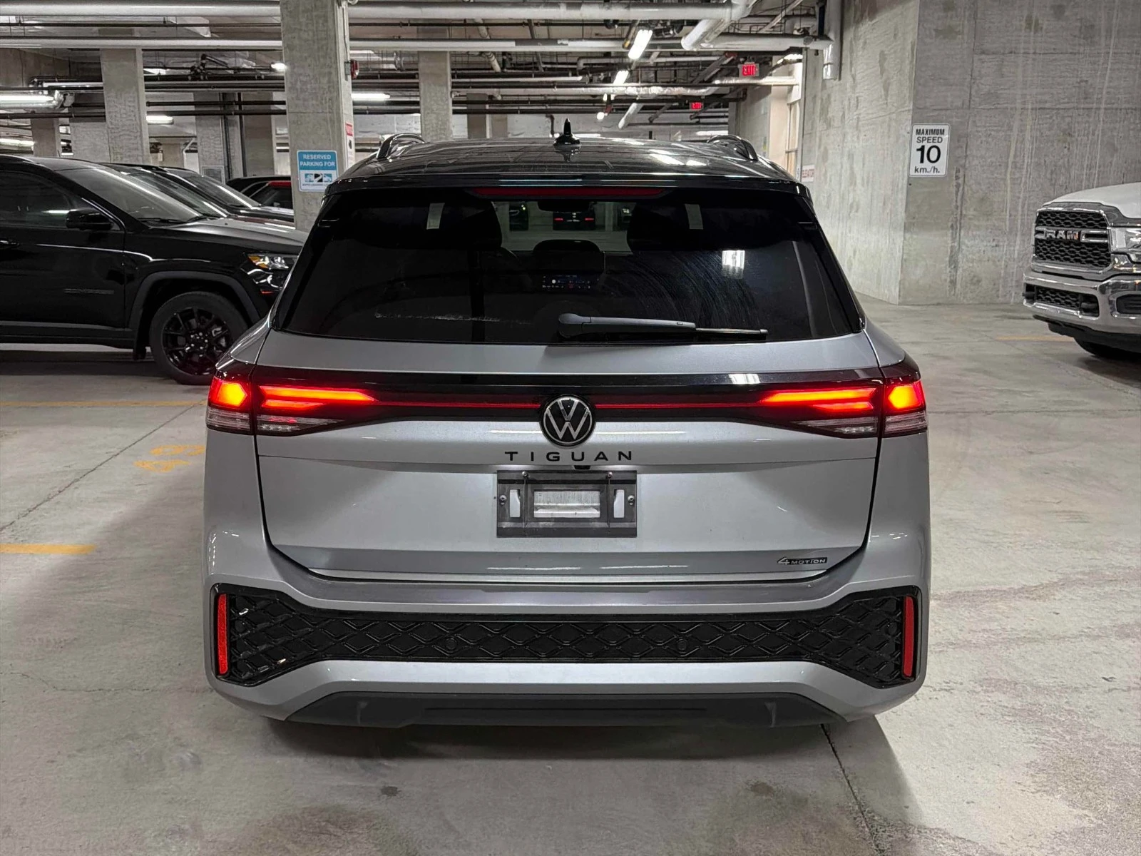 VW Tiguan Comfortline R-Line Black Edition, снимка 4 - Автомобили и джипове - 56330641
