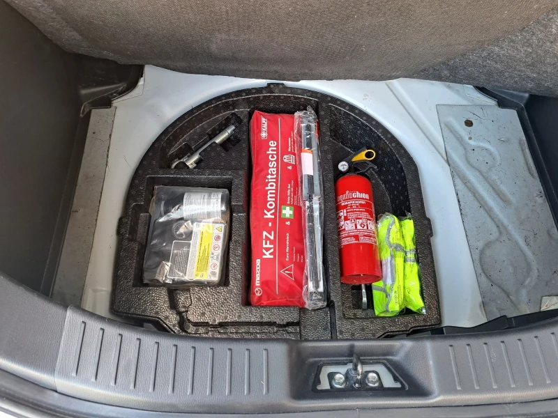 Mazda 2, снимка 10 - Автомобили и джипове - 51470628