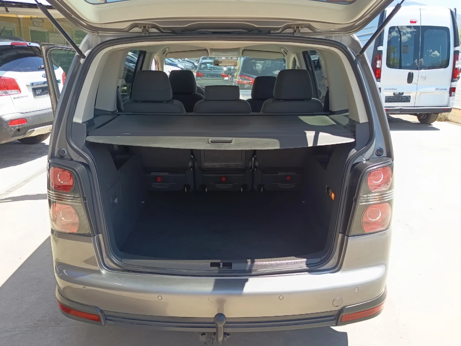 VW Touran 1.9tdi cross, снимка 11 - Автомобили и джипове - 54431953