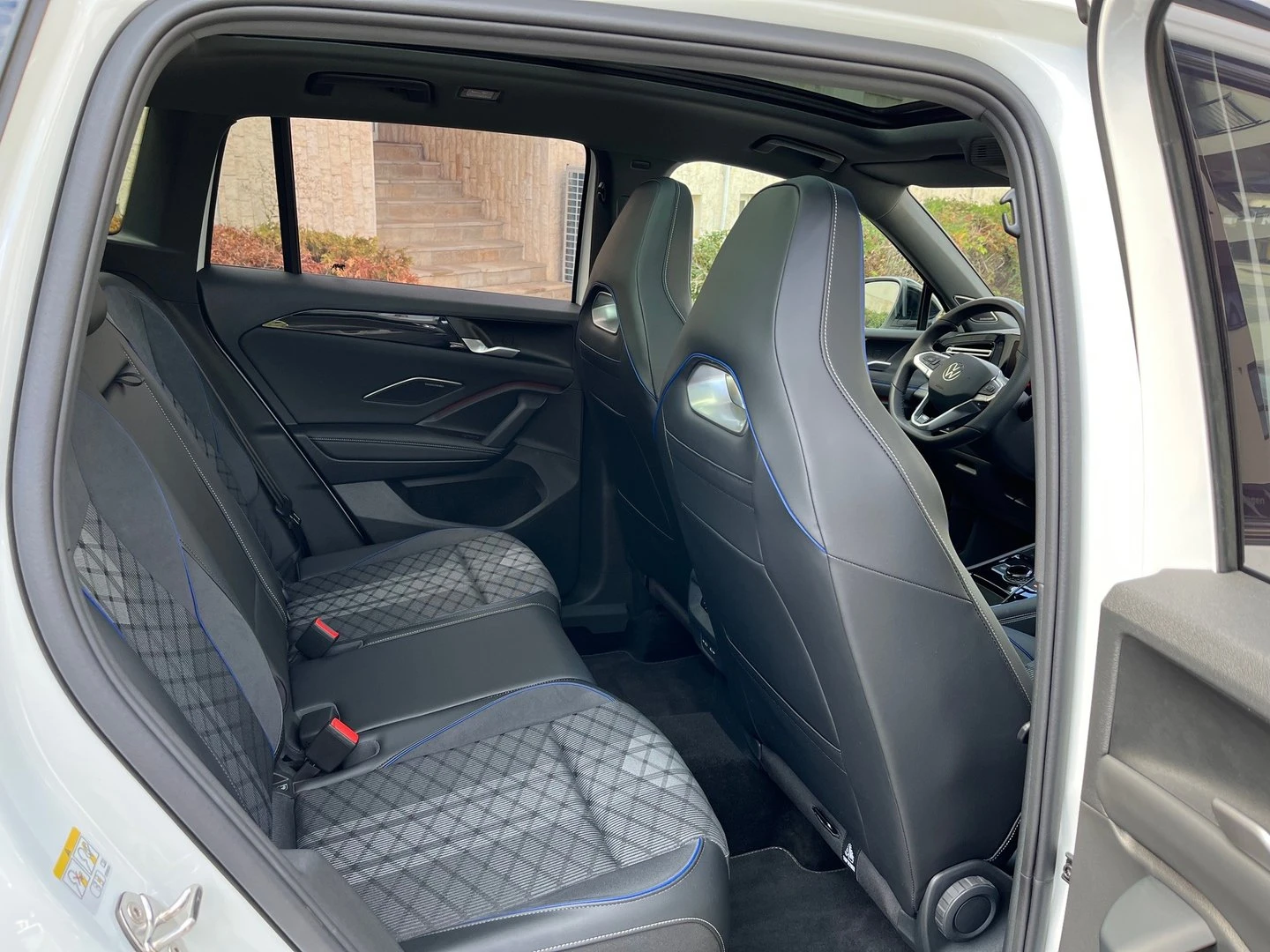 VW Tiguan R-Line Plus 1.5 eHybrid OPF DSG | Mobile.bg   7