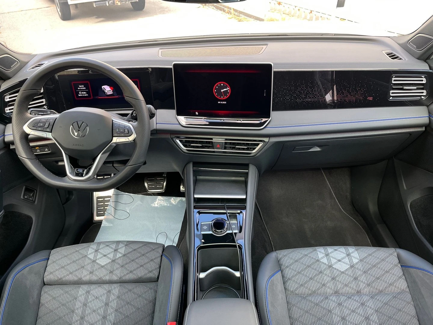 VW Tiguan R-Line Plus 1.5 eHybrid OPF DSG | Mobile.bg   9