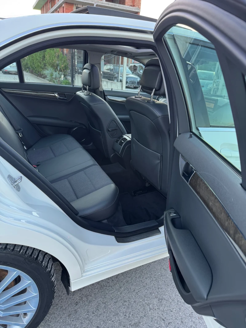 Mercedes-Benz C 180  Топ състояние , снимка 12 - Автомобили и джипове - 52381051