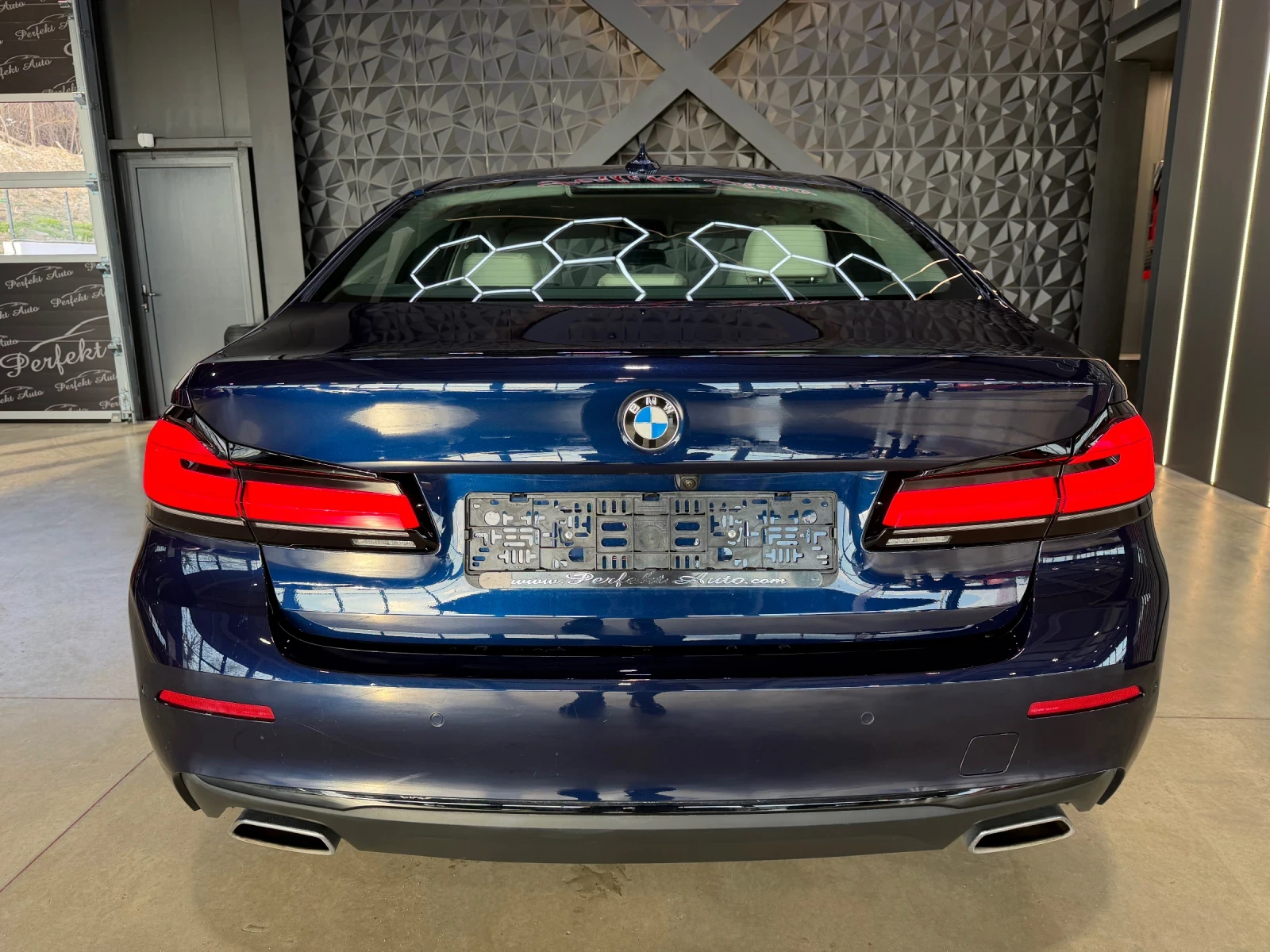 BMW 530 d INDIVIDUAL * HEAD UP * КАМЕРА * , снимка 4 - Автомобили и джипове - 54150968