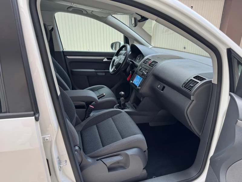 VW Touran 2.0TDi, снимка 11 - Автомобили и джипове - 50281565