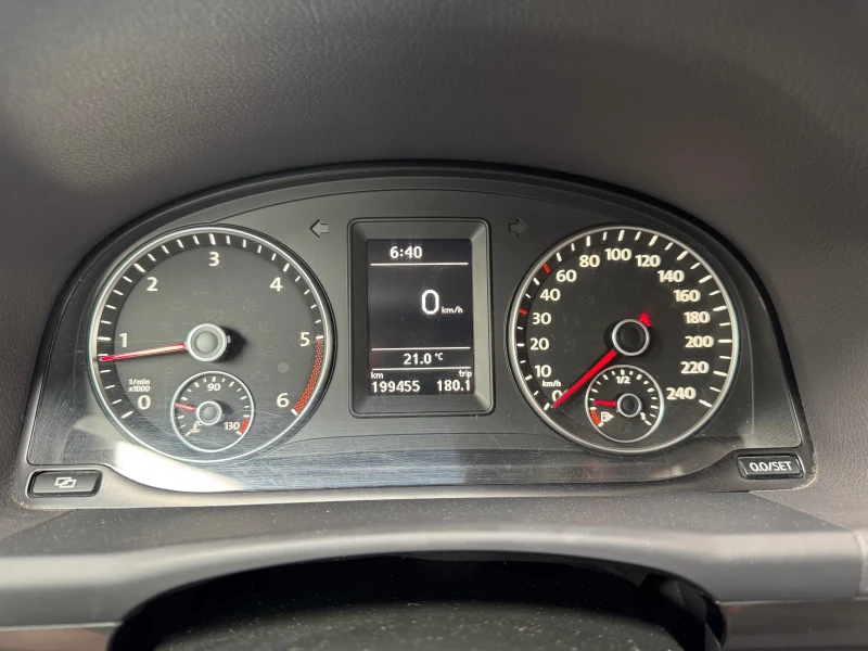 VW Touran 2.0TDi, снимка 8 - Автомобили и джипове - 50281565