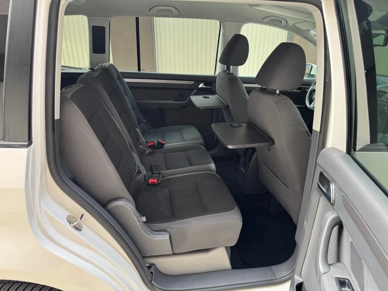 VW Touran 2.0TDi, снимка 13 - Автомобили и джипове - 50281565