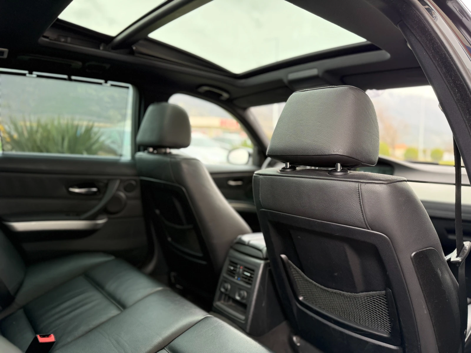 BMW 330 M Pack/Panorama, снимка 14 - Автомобили и джипове - 53894442