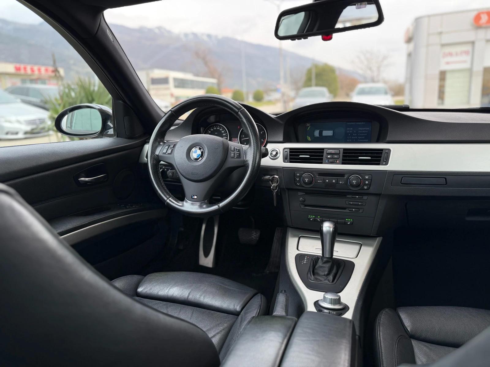 BMW 330 M Pack/Panorama, снимка 10 - Автомобили и джипове - 53894442