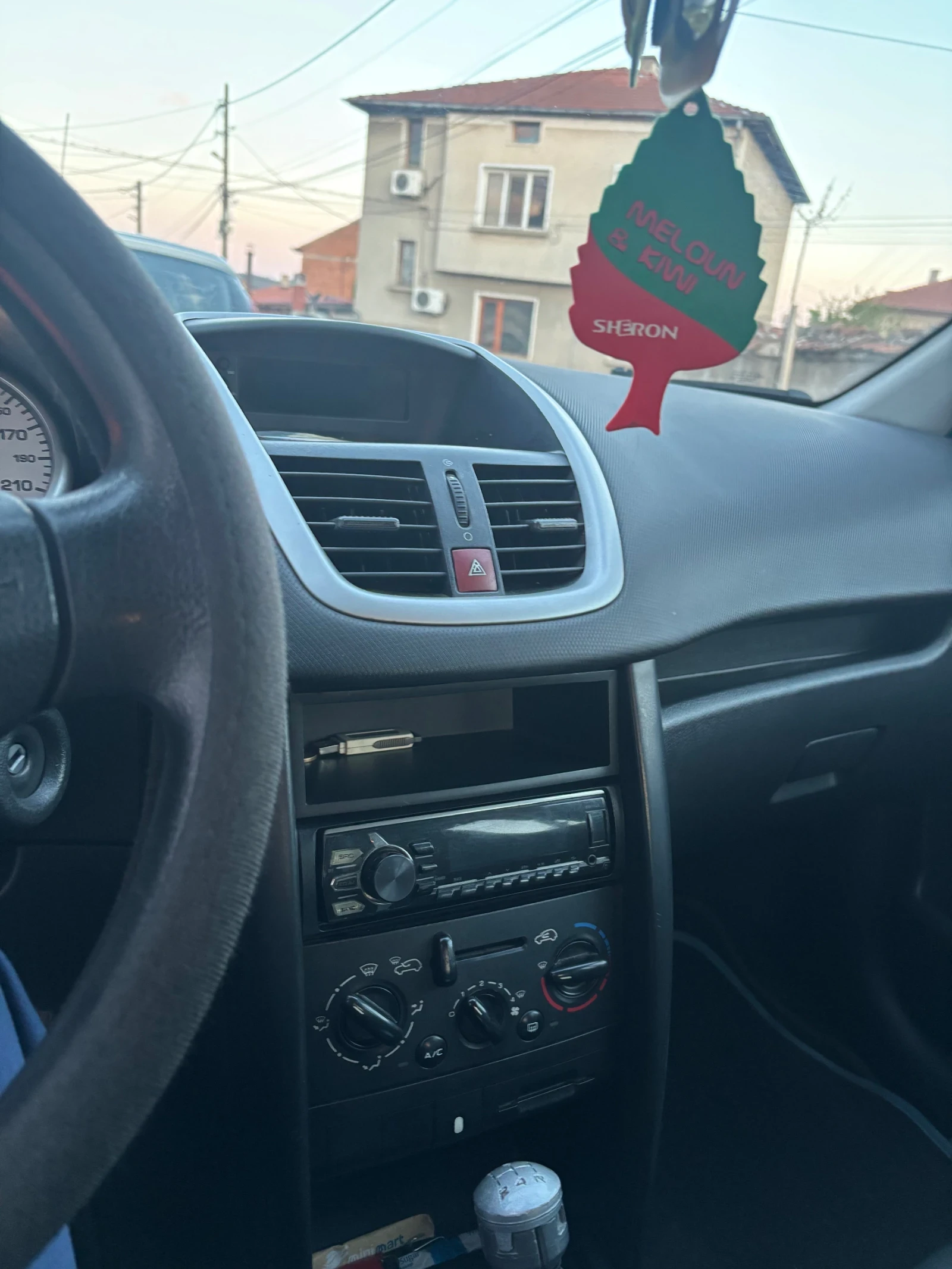 Peugeot 207, снимка 8 - Автомобили и джипове - 54401388