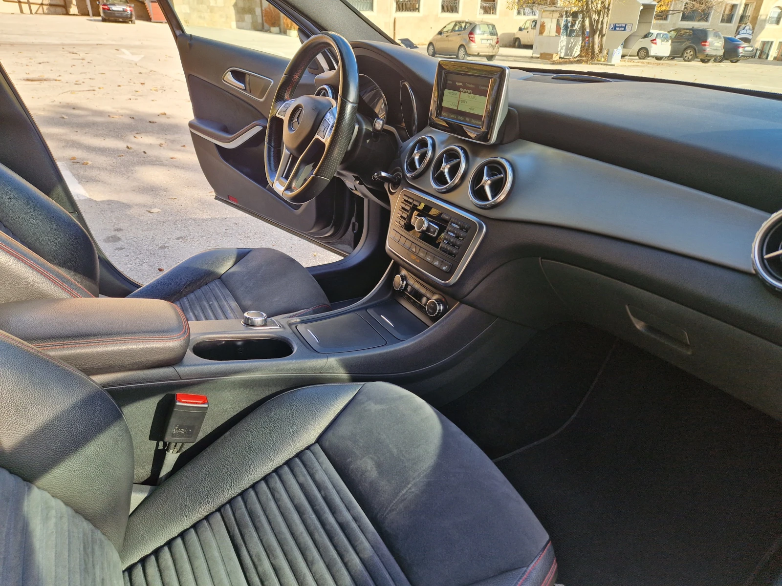 Mercedes-Benz GLA 220 2.2CDI* AMG* 4matic* NAVI* LED* KAMERA, снимка 11 - Автомобили и джипове - 53732209