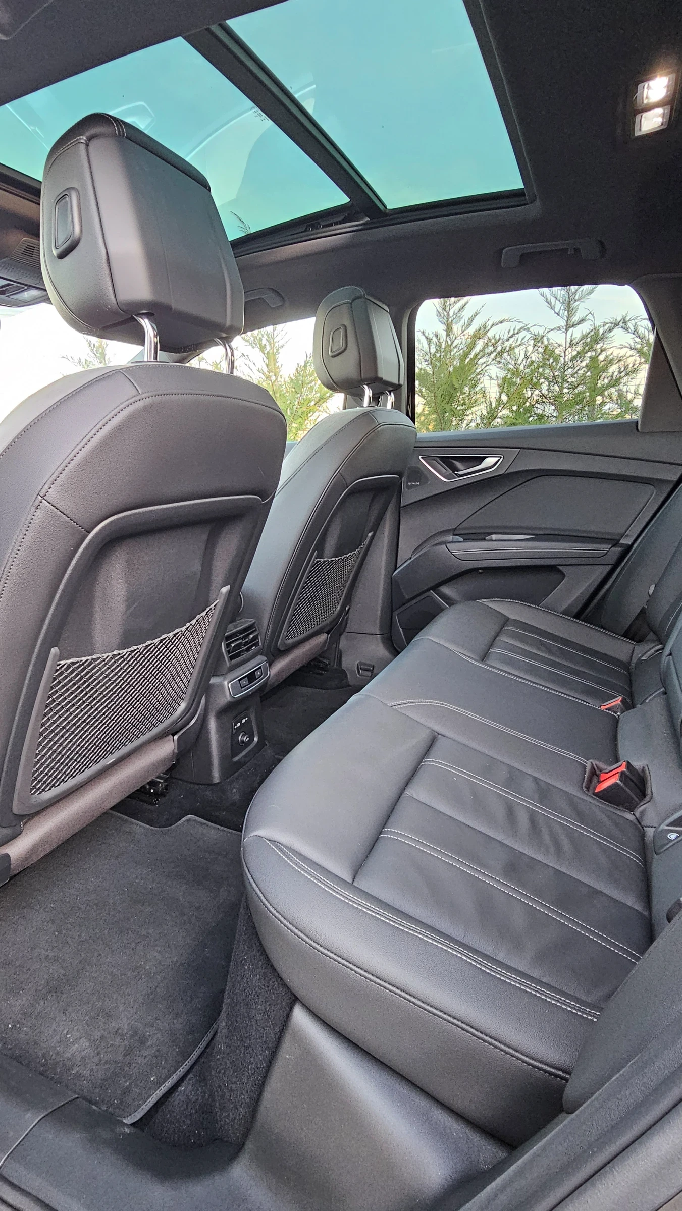 Audi Q4 e-tron/Premium Plus/Pano/ACC/Батерия 82кwh , снимка 16 - Автомобили и джипове - 53771811