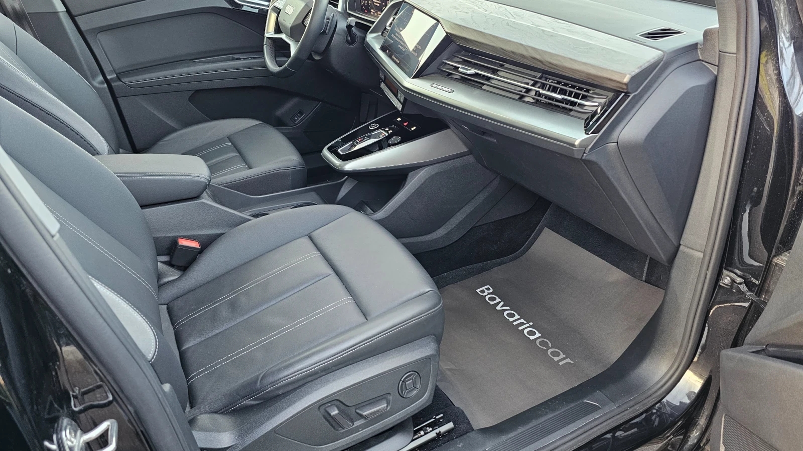 Audi Q4 e-tron/Premium Plus/Pano/ACC/Батерия 82кwh , снимка 14 - Автомобили и джипове - 53771811