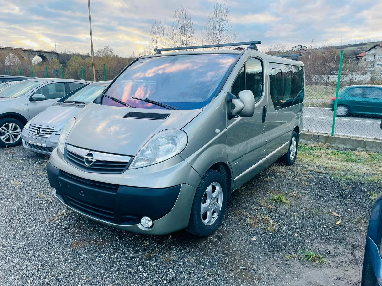 Opel Vivaro 2.5CDTI-АВТОМАТ КЛИМАТИК - изображение 2