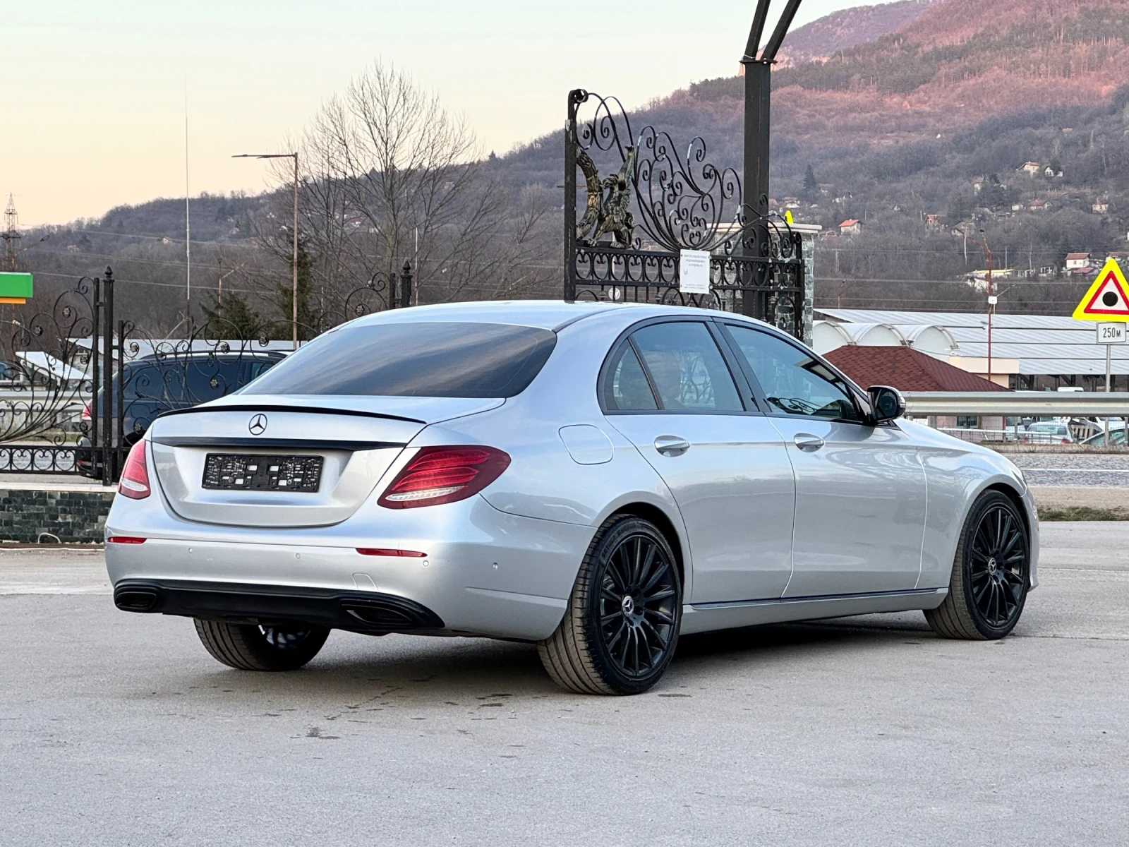 Mercedes-Benz E 220, снимка 3 - Автомобили и джипове - 53788860