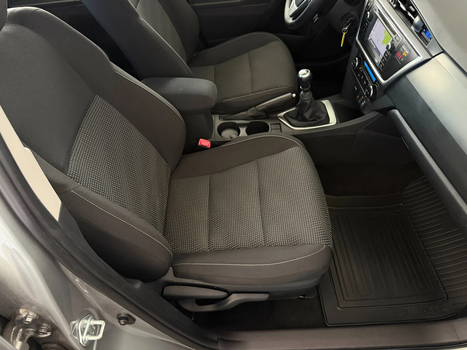 Toyota Auris 1.6i ПЪЛНА СЕРВИЗНА ИСТОРИЯ В ТОЙОТА, снимка 12 - Автомобили и джипове - 55728588