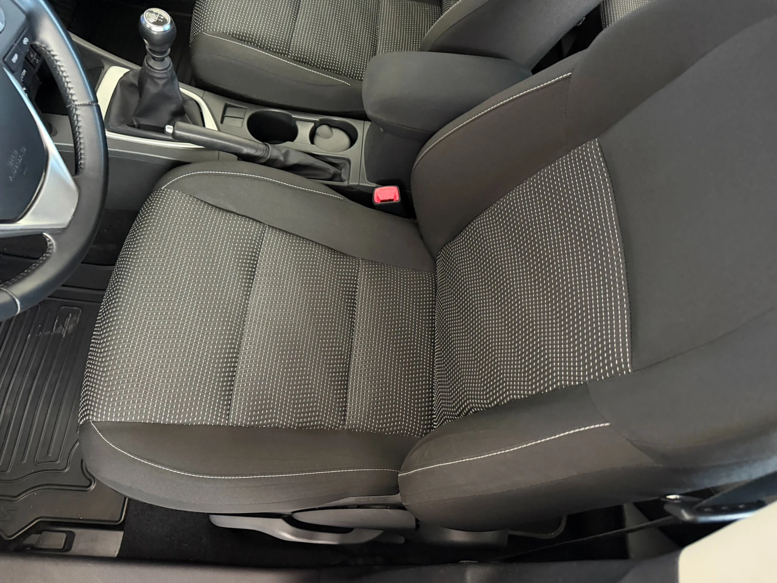 Toyota Auris 1.6i ПЪЛНА СЕРВИЗНА ИСТОРИЯ В ТОЙОТА, снимка 8 - Автомобили и джипове - 55728588