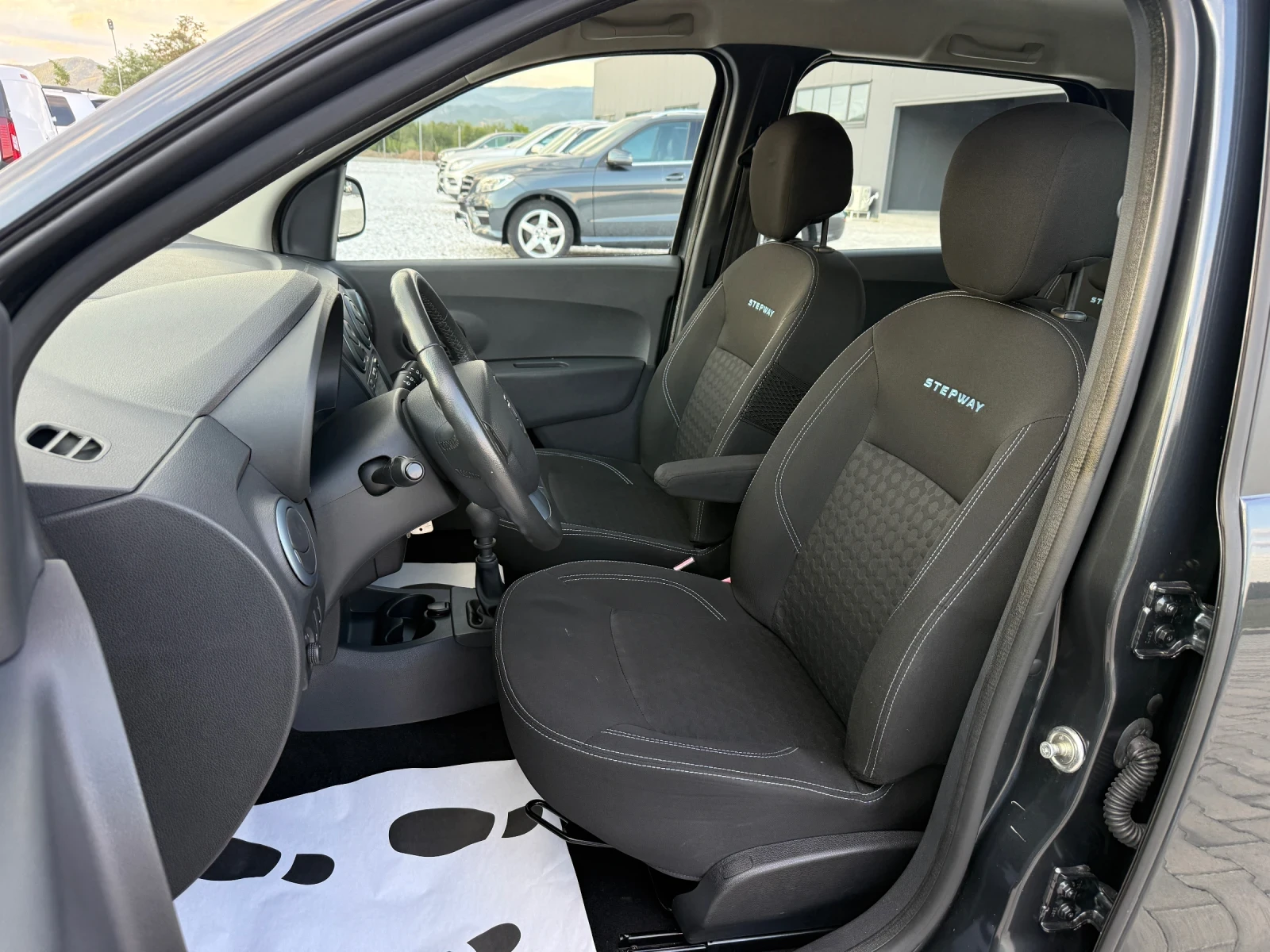 Dacia Lodgy 1.5DCI STEPWAY NAVI 7 МЕСТА, снимка 10 - Автомобили и джипове - 55942672