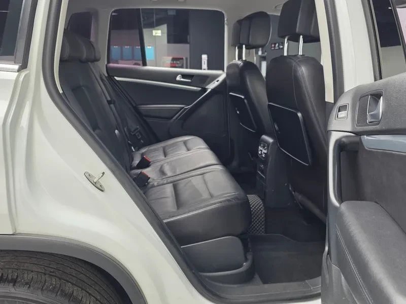 VW Tiguan 2.0 TDI, снимка 12 - Автомобили и джипове - 54302800