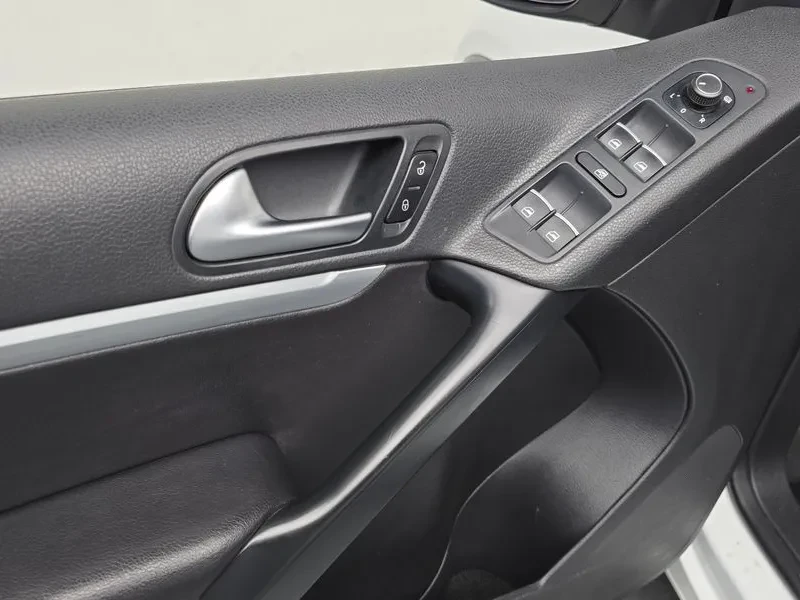 VW Tiguan 2.0 TDI, снимка 16 - Автомобили и джипове - 54302800