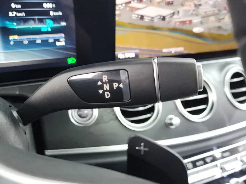Mercedes-Benz E 300 4Matic Avantgarde, снимка 9 - Автомобили и джипове - 55717013
